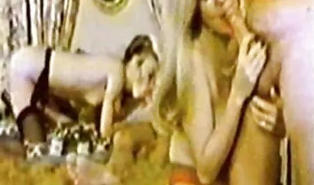 Cô gái với kính tóc vàng đi sâu kênh phim sex nhật ngón tay của cô