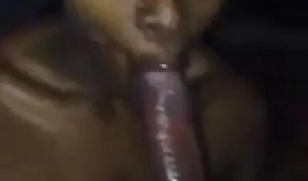 Một người phụ nữ phim st nhat làm dương vật và nhanh chóng nhét nó vào âm đạo