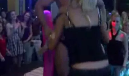 Một thiếu kinh nghiệm xốp mời một bạn phim sex mới nhật bản trai fuck trên một webcam