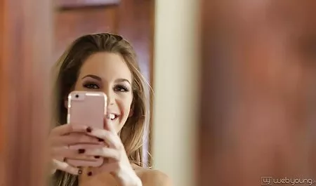Một thanh niên du lịch bằng trên đường phố cho một phim xec nhat ban hay vé