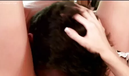 Một chàng trai bắt một con bé gái và tàn nhẫn mình phim sex nhật mới với một dương vật,