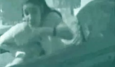 Ambal với ba cô gái trẻ ở phía trước của phim set vung trom nhat ban the pool
