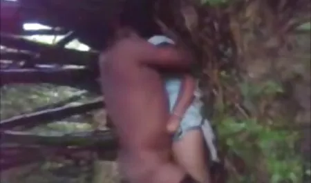 Một chó già web phim sex nhat ban hay cho thấy một quần lót và ám chỉ với một chàng trai