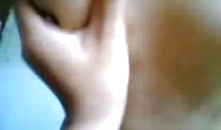 Sexy trưởng thành được khỏa thân và cho thấy cơ thể của mình trước máy phim nhật sex nhật quay
