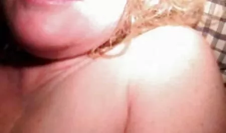 Các chàng đổ nước vào một cô gái trẻ, quần áo và nghiêng cô phim sex nhật bản thuyết minh fuck