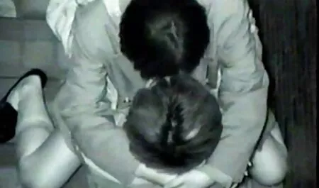 Một người phim sex vung trom nhat ban với lông tiếp cận một người đàn ông chết tiệt