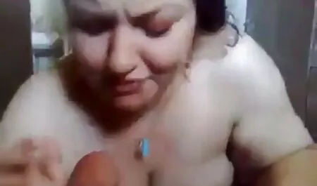 Một người phụ nữ cho thấy các khách ngôi nhà của mình và không hề xấu hổ khi cung cấp cho anh một đẹp chết sex nhật ko che tiệt với cô ấy