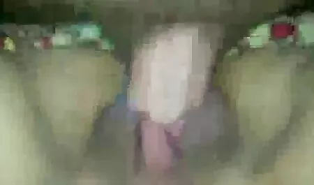 Một phụ nữ trẻ xinh đẹp nuông chiều một chàng trai với một đồ phim sex nhat nam vật mà không có một bao cao su